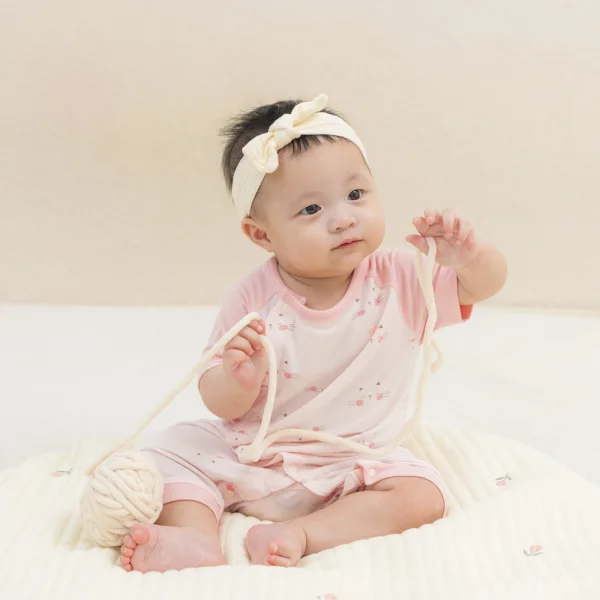 Thiết kế basic gọn gàng tạo cảm giác năng động cho các bé gái sơ sinh.