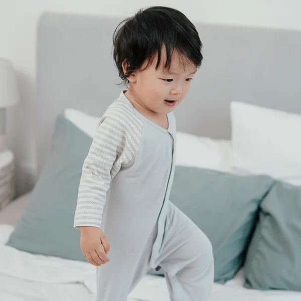 Bodysuit phong cách unisex gọn gàng, tối giản giúp cho bé trai sơ sinh vận động thả ga.