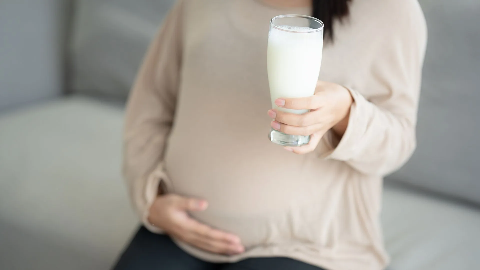 Nếu cho b&agrave; bầu uống qu&aacute; nhiều Canxi, Sắt hay DHA đều sẽ k&eacute;o theo nhiều hệ lụy nguy hiểm.