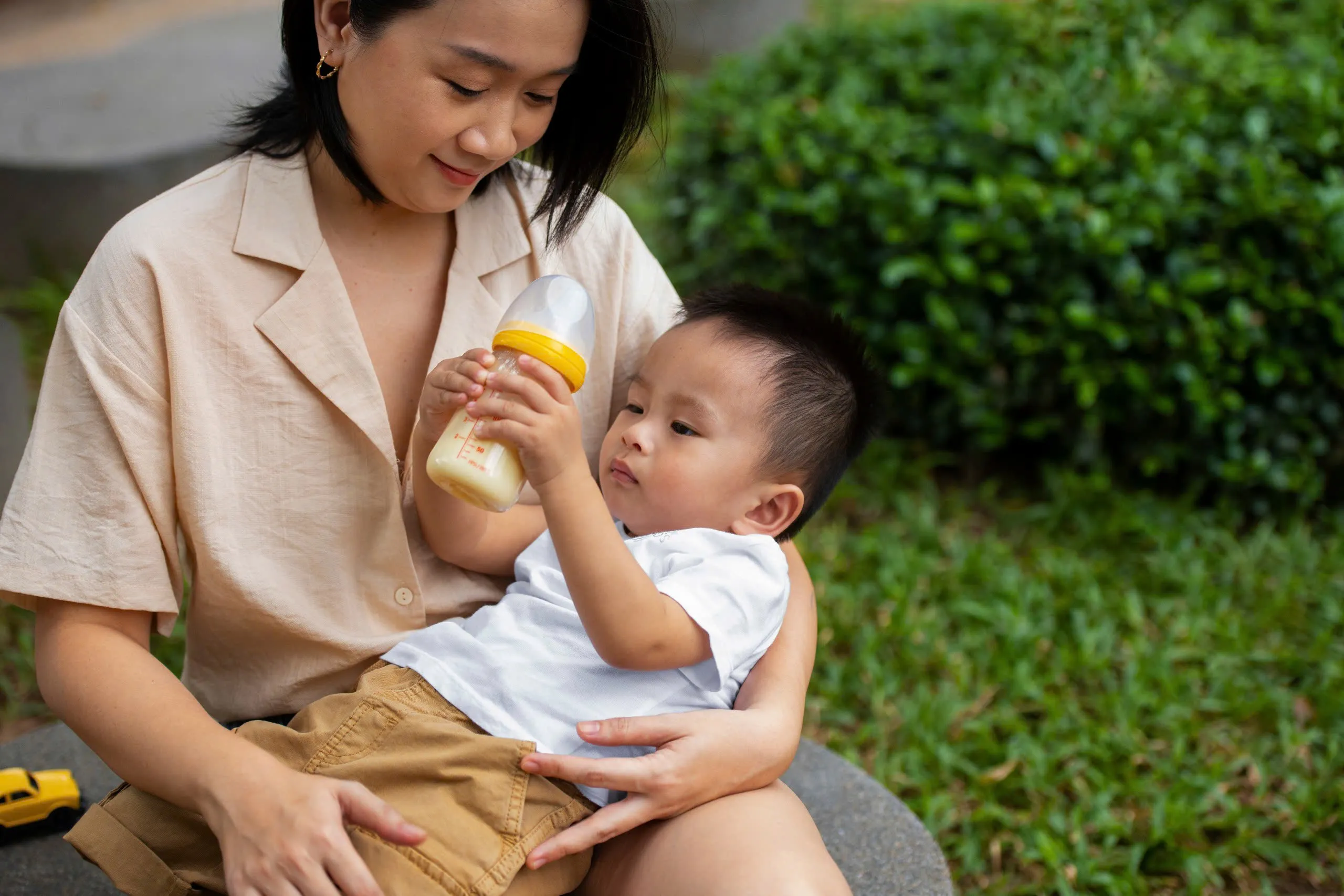 B&eacute; từ 1 - 3 th&aacute;ng đang ph&aacute;t triển thể chất rất nhanh.