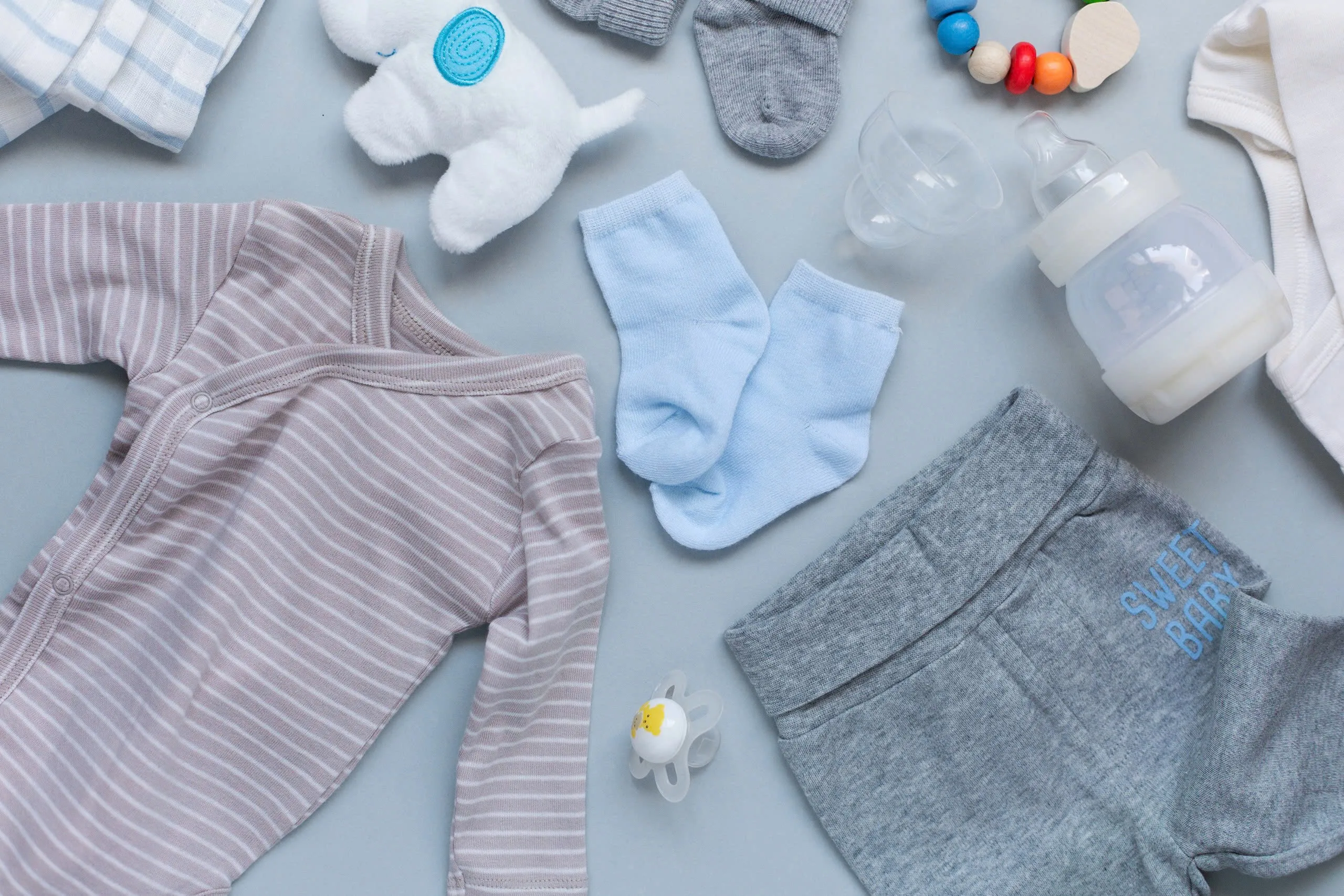 Mẹ n&ecirc;n chuẩn bị checklist đồ sơ sinh gồm nhiều quần &aacute;o mỏng, thay v&igrave; c&aacute;c lớp quần &aacute;o d&agrave;y cộm.