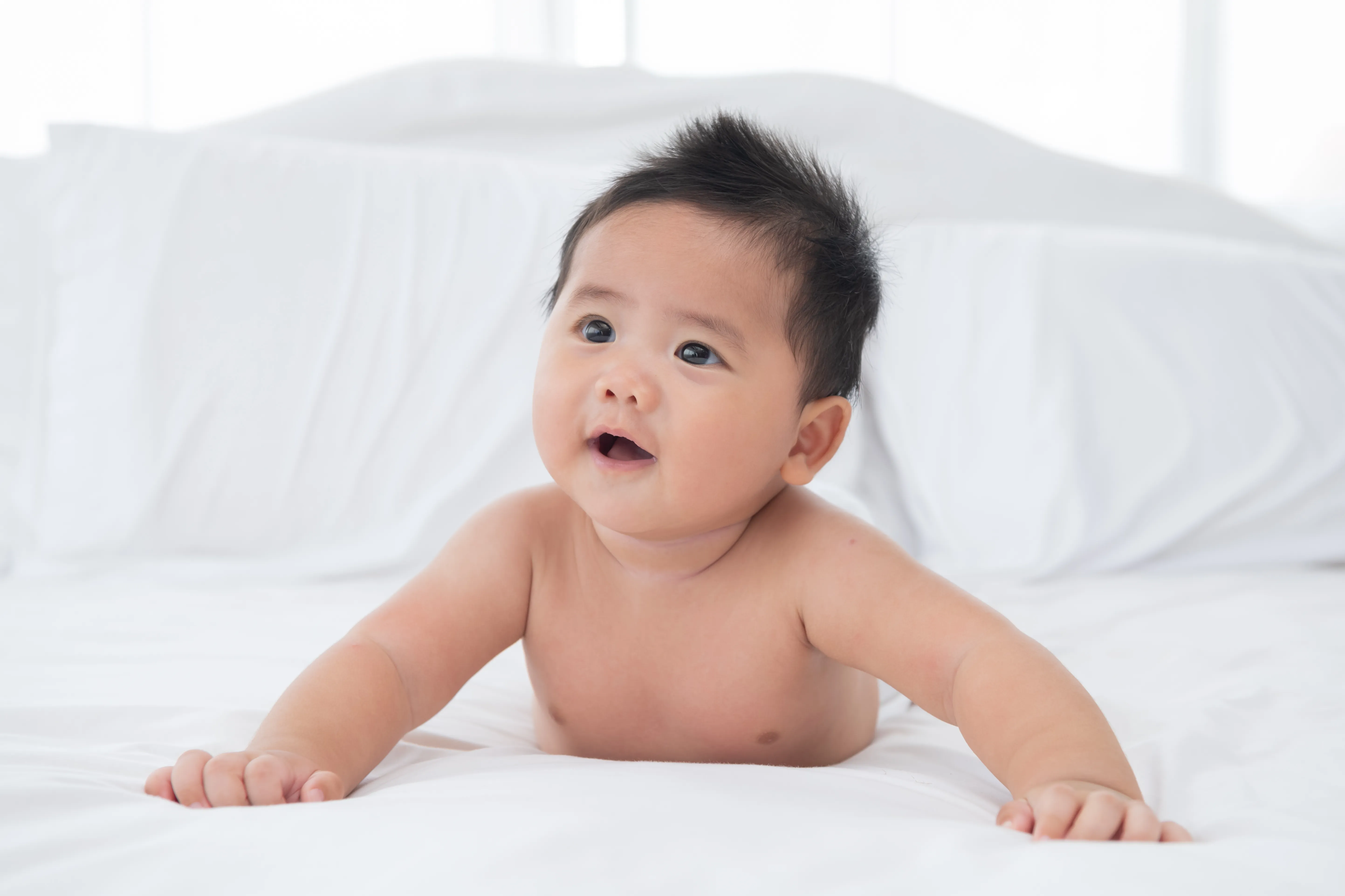 Trẻ sơ sinh 3 th&aacute;ng tuổi đ&atilde; c&oacute; thể ngẩng cao đầu v&agrave; ngực.
