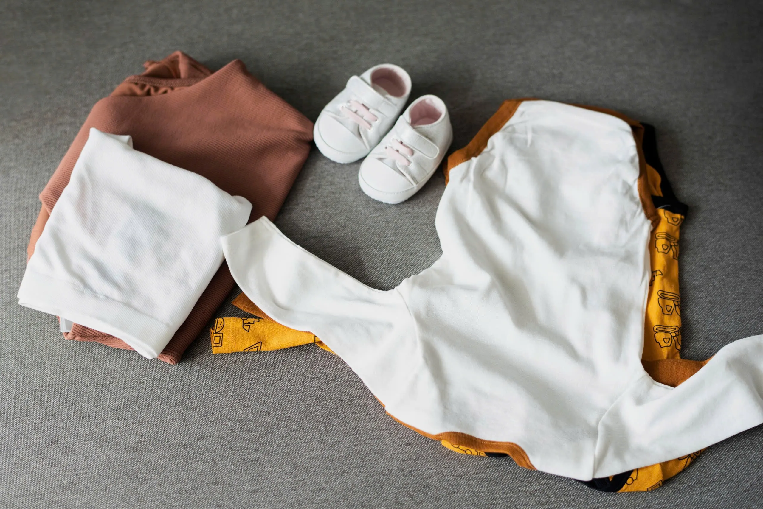 Kinh nghiệm cho mẹ mua đồ sơ sinh lần đầu l&agrave; tập trung &ldquo;đầu tư&rdquo; v&agrave;o bodysuit để giữ ấm v&ugrave;ng bụng, lưng cho trẻ sơ sinh.