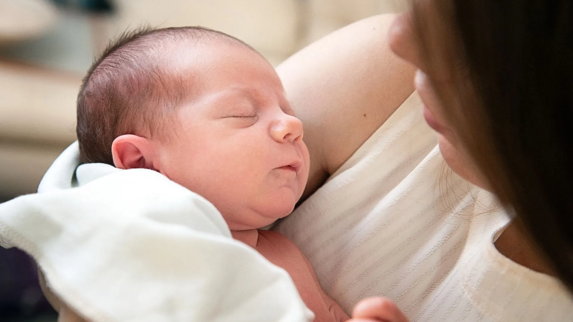 Mẹ cần c&acirc;n nhắc kỹ trước khi chọn sữa cho b&eacute; sinh non.