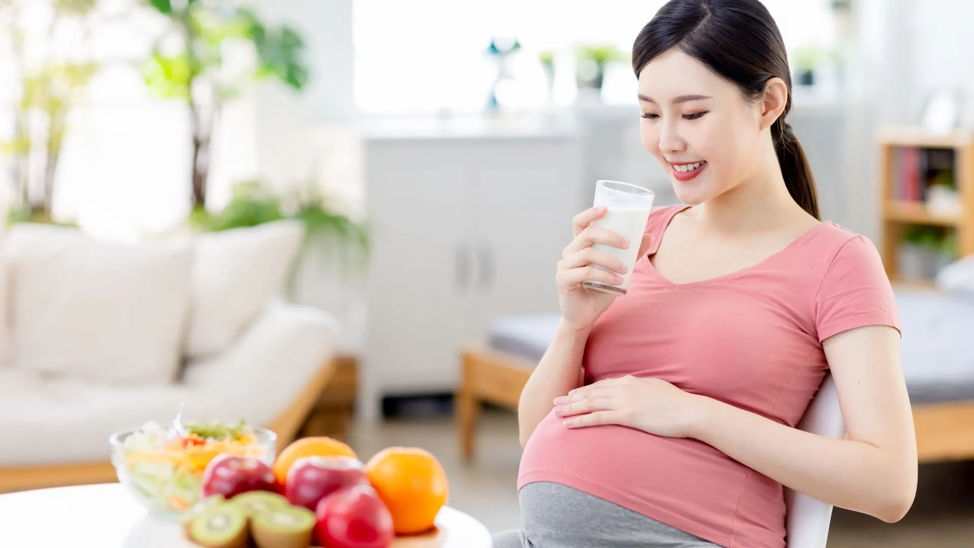 Mẹ n&ecirc;n so s&aacute;nh v&agrave; c&acirc;n nhắc chọn sữa bầu theo đ&uacute;ng nhu cầu của cơ thể, thay v&igrave; chạy theo thương hiệu (Nguồn ảnh: Magnific).