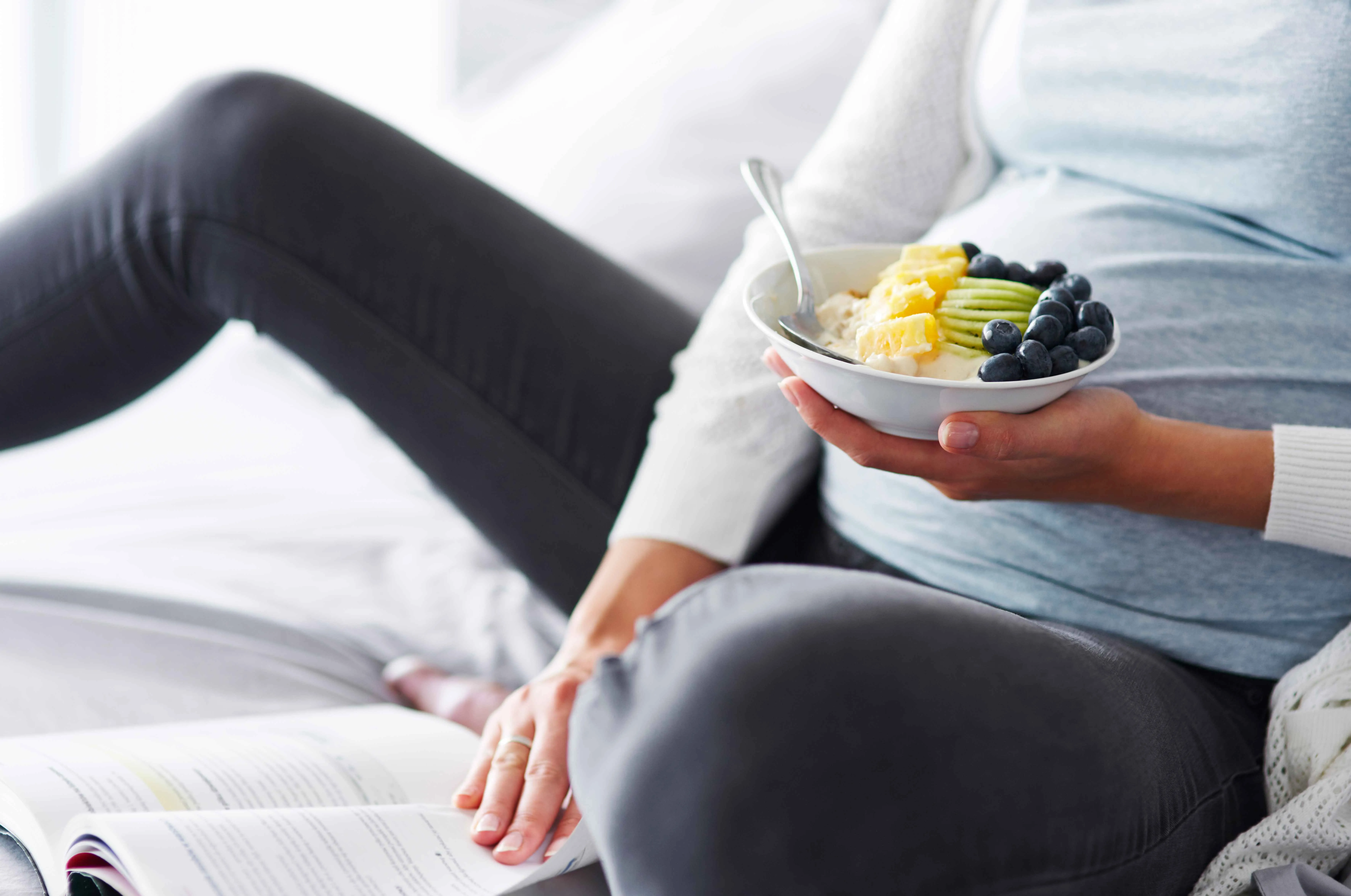 Sữa bầu cần phải bổ sung đủ c&aacute;c vitamin v&agrave; kho&aacute;ng chất thiết yếu.