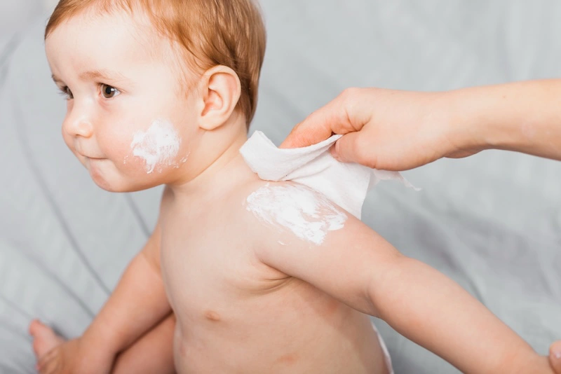 Ph&acirc;n biệt đ&uacute;ng khăn vải kh&ocirc; v&agrave; khăn giấy gi&uacute;p mẹ chăm s&oacute;c da b&eacute; tốt hơn.
