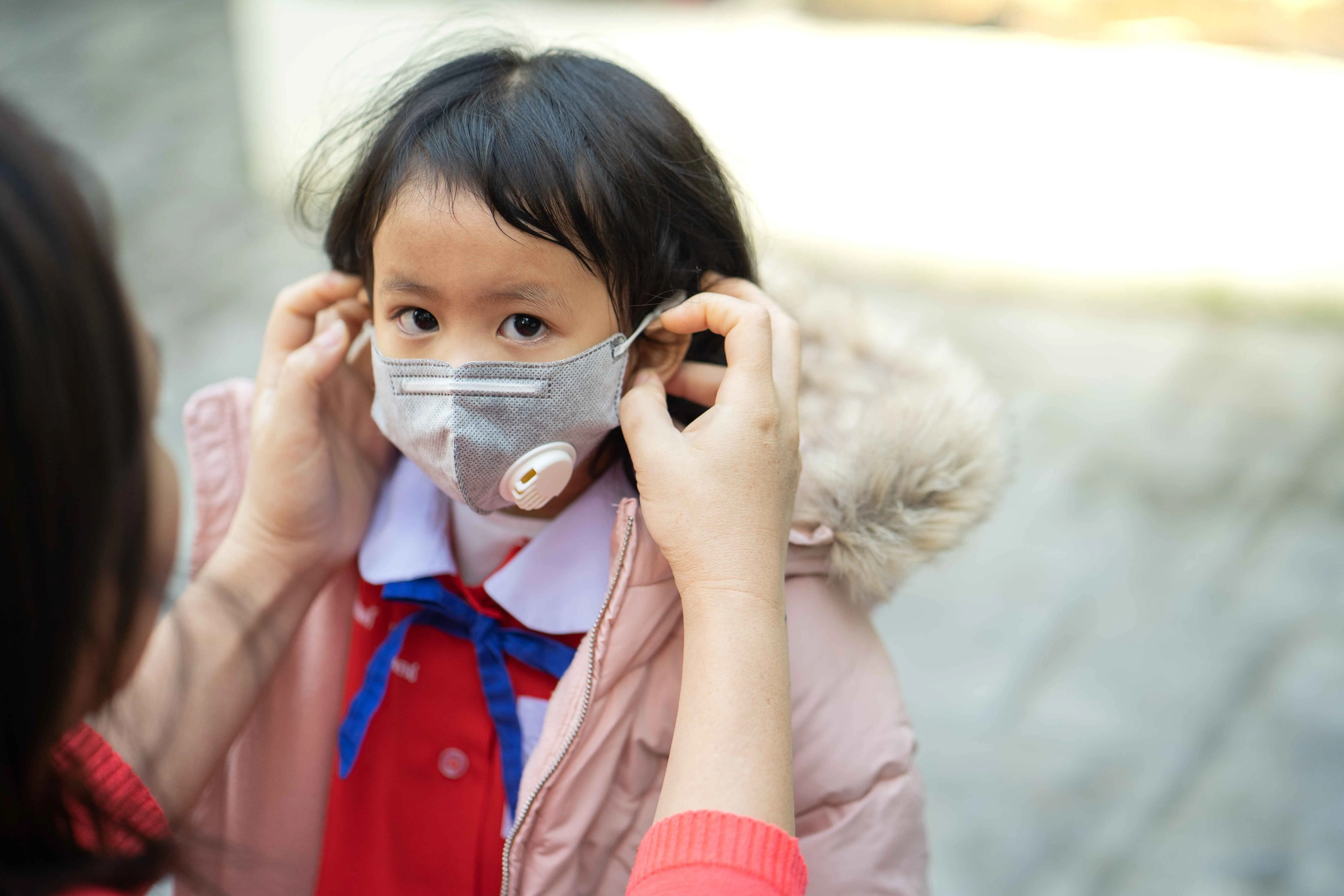 Thời tiết giao m&ugrave;a miền Bắc khiến trẻ mới đi học mẫu gi&aacute;o dễ mắc c&aacute;c bệnh đường h&ocirc; hấp.
