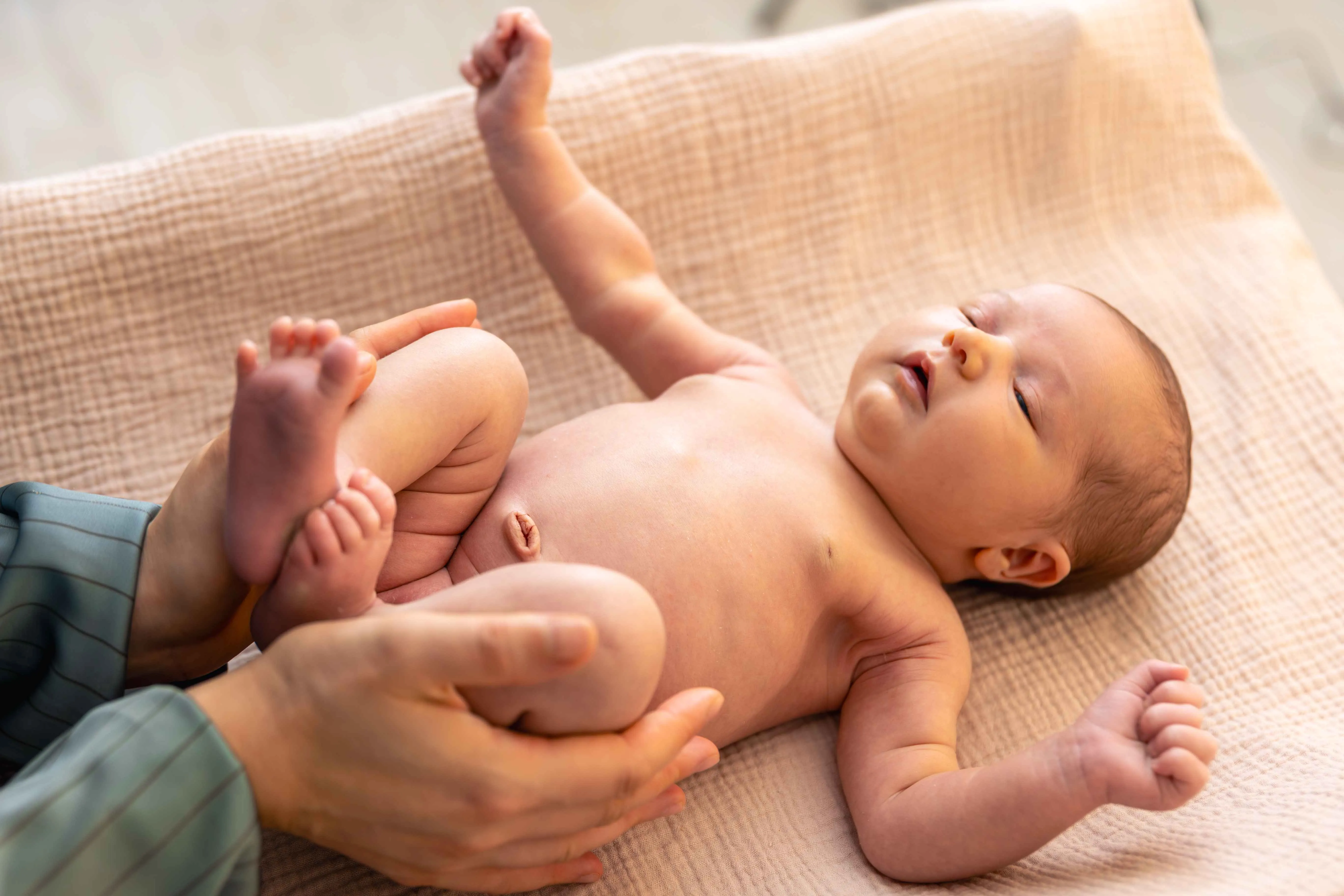 Một v&agrave;i động t&aacute;c massage nhẹ nh&agrave;ng cũng đủ để gi&uacute;p con &ldquo;đ&aacute;nh bay&rdquo; chứng đầy hơi 
