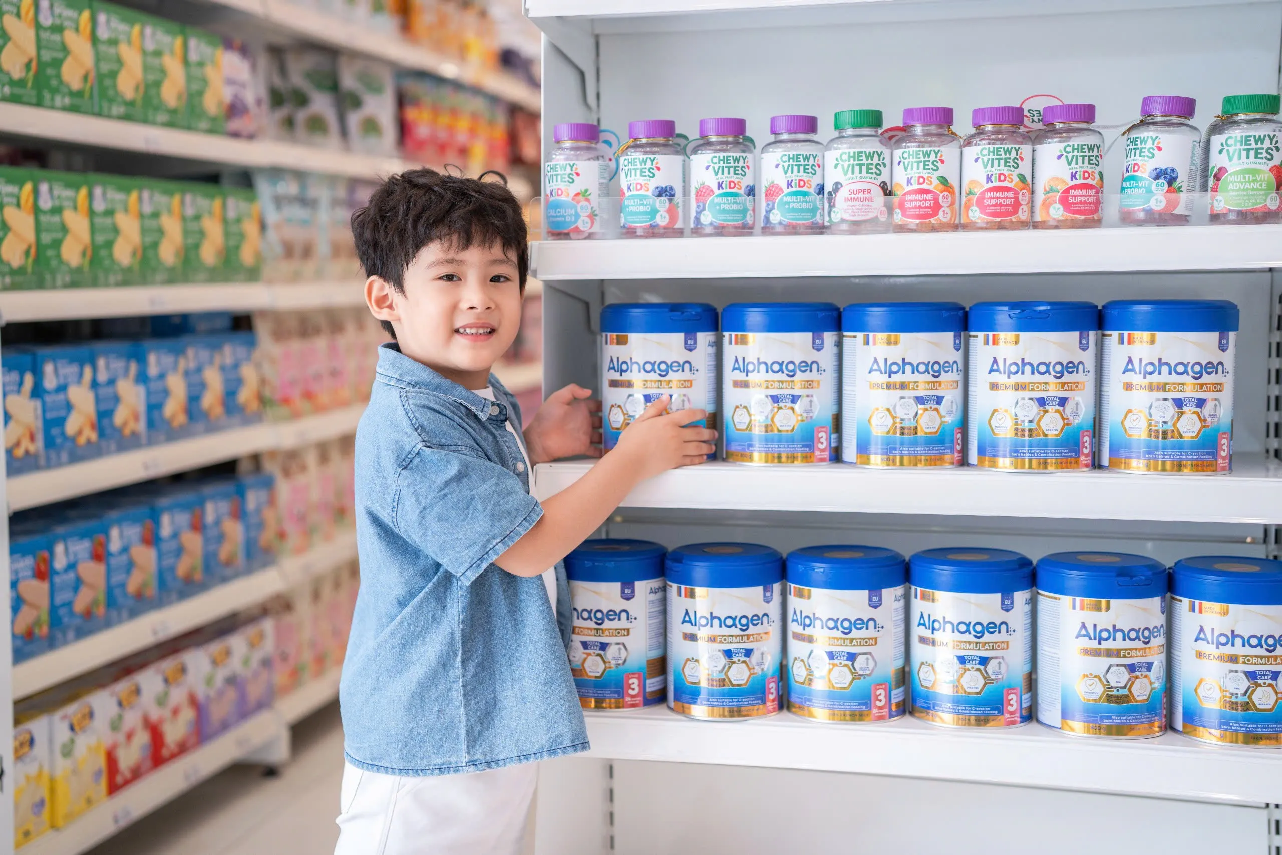 Tương tự siro cho trẻ biếng ăn, Alphagen cũng bổ sung vi chất nhằm cải thiện vị gi&aacute;c của b&eacute;.