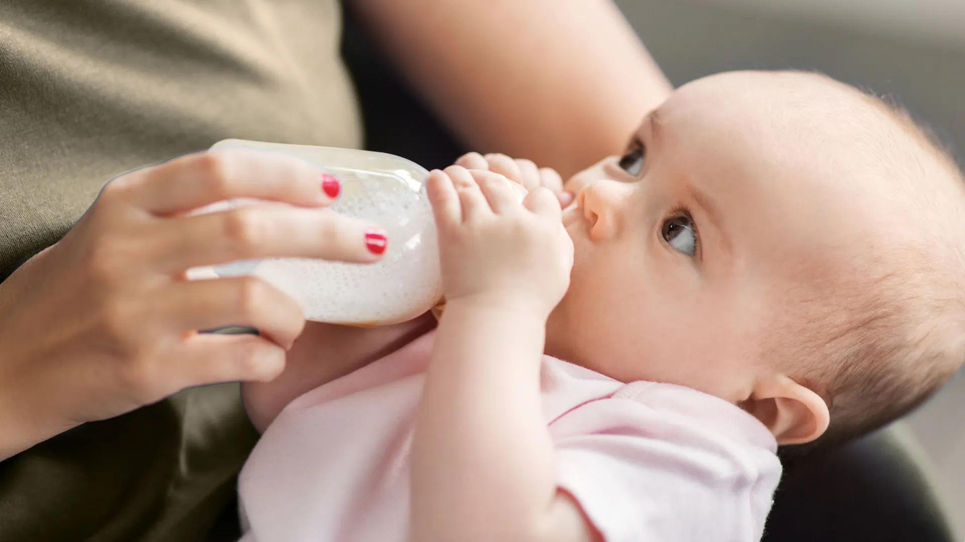 Sữa bột c&oacute; vị nhạt thanh, chứa đường lactose rất ph&ugrave; hợp với khẩu vị nhạy cảm của trẻ sơ sinh