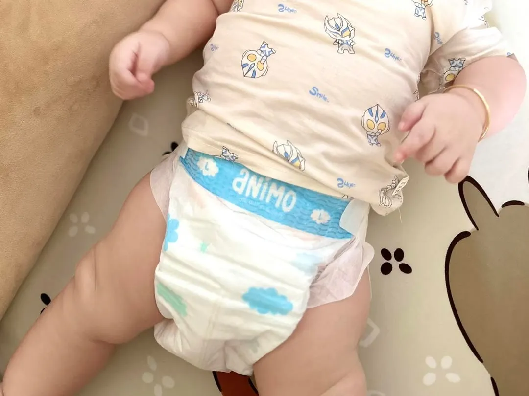 Bỉm có đai lưng linh hoạt giúp bảo vệ làn da non nớt khỏi vết lằn cọ xát và ngăn rủi ro tràn bỉm ban đêm.