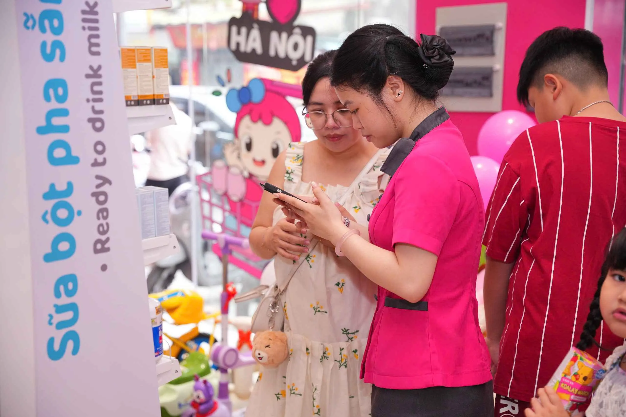 Khi mua sắm chuẩn bị Tết tại Con Cưng, mẹ sẽ lu&ocirc;n được tư vấn để t&igrave;m ra sản phẩm ph&ugrave; hợp cho b&eacute;.