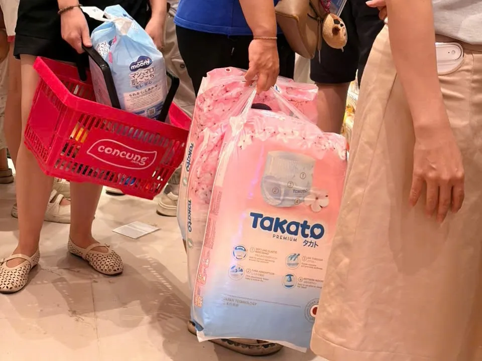 C&acirc;n nhắc mua bỉm quần cho b&eacute; mặc trong dịp Tết.