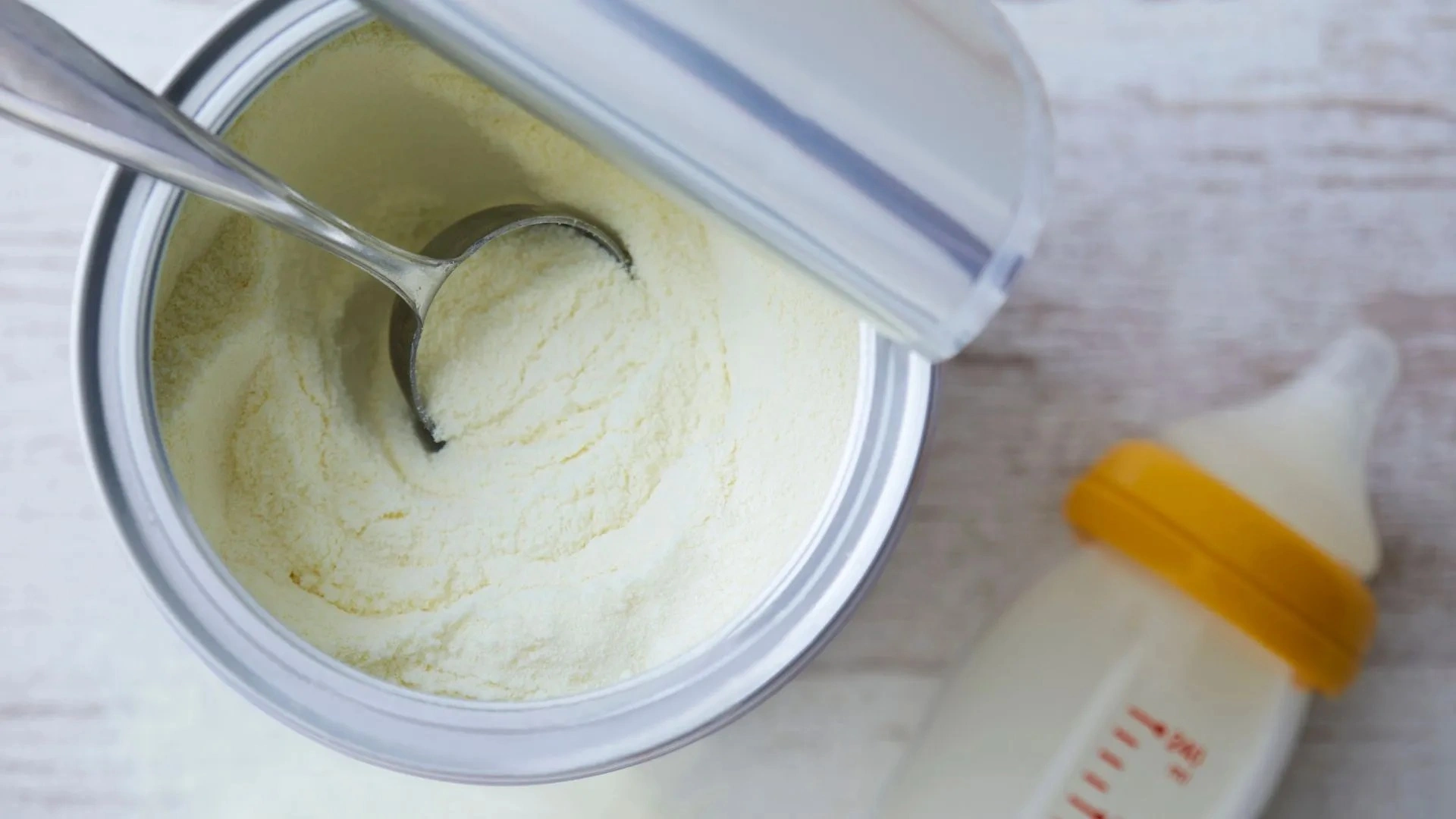Sữa bột mở nắp để được bao l&acirc;u trong m&ugrave;a lạnh v&agrave; m&ugrave;a nồm ẩm?