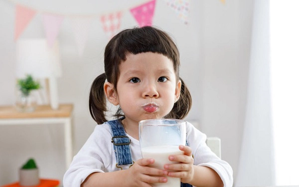 Để đảm bảo an to&agrave;n cho b&eacute;, mẹ n&ecirc;n r&oacute;t sữa ra ly trước khi h&acirc;m n&oacute;ng.
