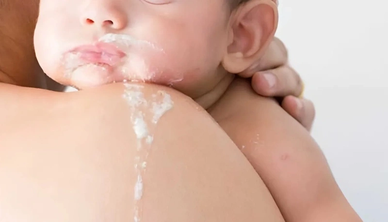 Trẻ sơ sinh hay bị trớ sữa.